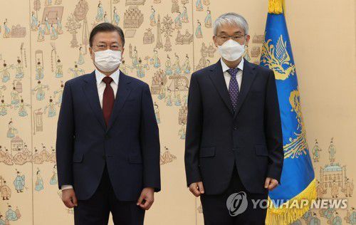 문 대통령, 천대엽 신임 대법관과 기념촬영(서울=연합뉴스) 이진욱 기자 = 문재인 대통령이 12일 오전 청와대에서 천대엽 신임 대법관에게 임명장을 수여한 뒤 기념촬영하고 있다. cityboy@yna.co.kr