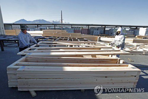 미국 유타주의 한 건축 현장에서 목재를 쌓는 근로자들[AFP/게티이미지=연합뉴스]