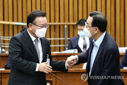 주호영 전 원내대표와 인사하는 김부겸 국무총리 후보자 김부겸 국무총리 후보자(왼쪽)가 5월 6일 국회 인사청문회장을 찾은 국민의힘 주호영 전 원내대표와 인사하고 있다. [연합뉴스 자료사진]