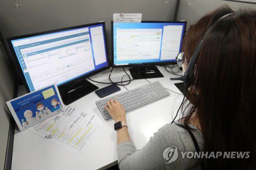 백신 접종 사전예약 받는 콜센터(서울=연합뉴스) 한상균 기자 = 70∼74세 어르신 대상 코로나19 예방 접종 신청 첫날인 지난 6일 영등포 1339 콜센터에서 직원들이 접종 예약을 받고 있는 모습. [연합뉴스 자료사진]