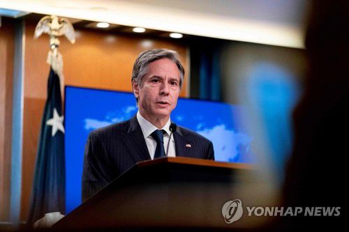 '2020 국제종교자유 보고서' 발표하는 블링컨 미 국무장관(워싱턴 AFP=연합뉴스) 토니 블링컨 미국 국무장관이 12일(현지시간) 워싱턴DC 국무부에서 열린 기자회견에서 '2020 국제종교자유 보고서'를 발표하고 있다. 미국 국무부는 이날 발간한 연례 보고서에서 북한이 종교의 자유를 해쳐왔고 이에 대해 미국 정부가 그간 우려를 제기해왔다는 입장을 밝혔다. 미 국무부는 작년 12월 북한을 '종교자유 특별우려국'으로 재지정함에 따라 북한은 19년째 특별우려국 명단에 오른 상태다. leekm@yna.co.kr