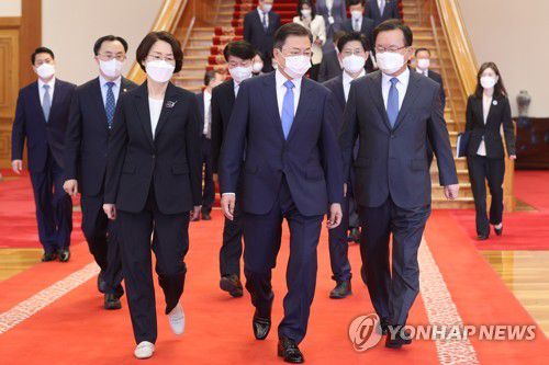 환담장으로 이동하는 문재인 대통령(서울=연합뉴스) 최재구 기자 = 문재인 대통령이 14일 오전 청와대에서 김부겸 신임 국무총리와 장관들에게 임명장을 수여한 뒤 환담장으로 이동하고 있다. jjaeck9@yna.co.kr