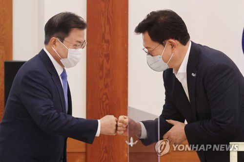 인사하는 문재인 대통령과 송영길 대표(서울=연합뉴스) 최재구 기자 = 문재인 대통령이 14일 오전 청와대에서 열린 더불어민주당 지도부 초청 간담회에서 송영길 대표와 인사하고 있다. 2021.5.14 jjaeck9@yna.co.kr