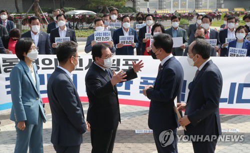 국민의힘 비상의원총회 찾은 유영민 대통령 비서실장(서울=연합뉴스) 유영민 대통령 비서실장과 이철희 정무수석이 14일 서울 종로구 청와대 분수대 앞에서 열린 국민의힘 비상의원총회를 찾아 김기현 당대표 권한대행 겸 원내대표와 대화하고 있다. 국민의힘은 전날 국회 본회의에서 김부겸 총리 인준안을 민주당이 강행처리한 것에 항의하며 청와대 앞에서 비상의원총회를 가졌다. 2021.5.14 [국회사진기자단] toadboy@yna.co.kr
