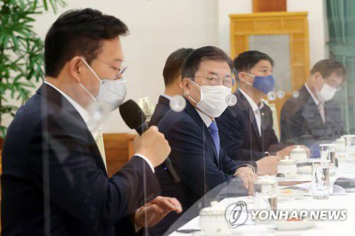 발언하는 송영길 대표(서울=연합뉴스) 최재구 기자 = 더불어민주당 송영길 대표가 14일 오전 청와대에서 열린 더불어민주당 지도부 초청 간담회에서 발언하고 있다. 2021.5.14 jjaeck9@yna.co.kr