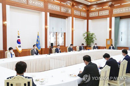 문대통령, 민주당 지도부 초청 간담회(서울=연합뉴스) 최재구 기자 = 문재인 대통령이 14일 오전 청와대에서 열린 더불어민주당 지도부 초청 간담회에서 발언하고 있다. jjaeck9@yna.co.kr