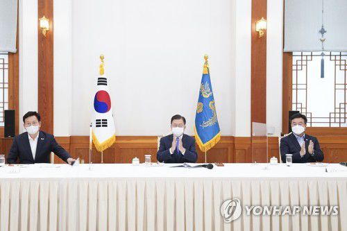 박수치는 문재인 대통령(서울=연합뉴스) 최재구 기자 = 문재인 대통령이 14일 오전 청와대에서 열린 더불어민주당 지도부 초청 간담회에서 송영길 대표의 발언이 끝나자 박수치고 있다. 2021.5.14 jjaeck9@yna.co.kr