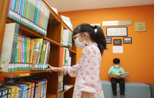 신주언 문고 책 고르는 학생들[촬영: 임채두 기자]