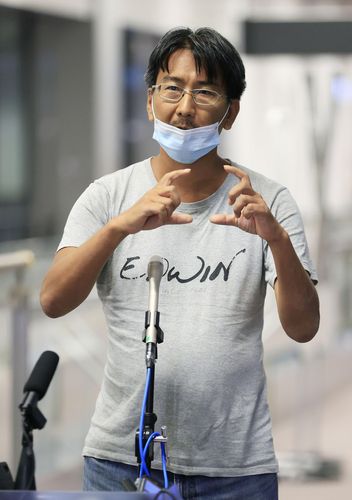 (도쿄 교도=연합뉴스) 군부 쿠데타가 일어난 미얀마에서 구속됐다가 풀려난 일본인 프리랜서 언론인 기타즈미 유키 씨가 14일 밤 나리타공항에 도착한 뒤 기자회견을 하고 있다.