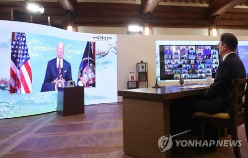 지난 4월 화상으로 열린 기후정상회의에서 문재인 대통령이 조 바이든 미국 대통령 발언을 듣고 있다. [연합뉴스 자료사진]