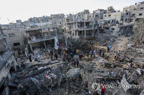 이스라엘 공습에 폐허로 변한 가자지구 (베이트 하눈 신화=연합뉴스) 팔레스타인 자치 지역인 가자지구 북쪽 베이트 하눈에서 14일(현지시간) 주민들이 이스라엘군 공습으로 건물이 파괴돼 폐허로 변한 지역의 피해 상황을 살펴보고 있다.