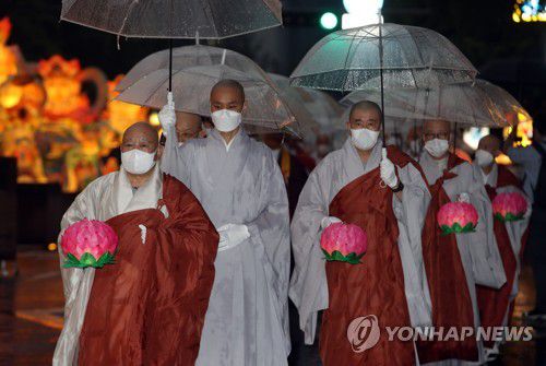 빗속 연등 행렬(서울=연합뉴스) 박동주 기자 = 부처님오신날을 앞둔 15일 서울 조계사 인근 도로에서 연등 행렬이 이어지고 있다. 2021.5.15 pdj6635@yna.co.kr