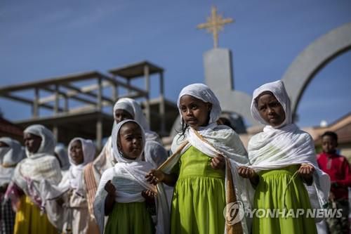지난 9일 티그라이 주도 메켈레의 성모 마리아교회에서 기도하는 어린이와 회중들[AP=연합뉴스]