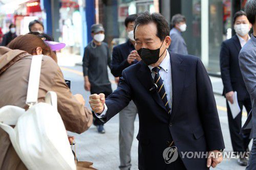 정세균, 광주 금남로서 민심 탐방(광주=연합뉴스) 정회성 기자 = 정세균 전 국무총리가 29일 오후 광주 동구 금남로에서 시민과 인사하고 있다. 퇴임 이후 대권 행보에 나선 정 전 총리는 전날 광주를 찾아 호남 민심을 살피고 있다. 2021.4.29 hs@yna.co.kr