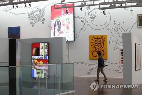 (서울=연합뉴스) 강민지 기자 = 17일 오전 중구 서울시립미술관 서소문본관에서 주재환과 주호민 부자의 2인전 '호민과 재환' 간담회가 열리고 있다.
전시는 한국 현대사의 주요 이슈들을 조망해 온 미술작가 주재환과 한국 신화 기반 삶과 죽음의 경계를 해석한 웹툰으로 알려진 주호민 부자의 2인전. 
 2021.5.17