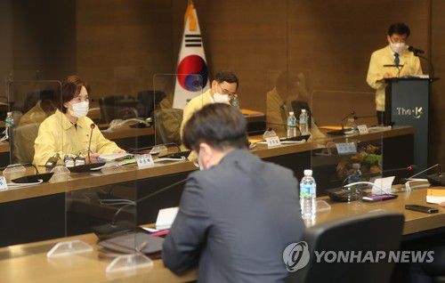 유은혜 사회부총리, 방역 전문가 만나 2학기 전면등교 논의(서울=연합뉴스) 류효림 기자 = 유은혜 사회부총리 겸 교육부 장관(왼쪽)이 17일 오후 서울 여의도 The-K 한국교직원공제회 대회의실에서 열린 코로나19 학교방역관련 전문가 회의에서 인사말을 하고 있다. ryousanta@yna.co.kr