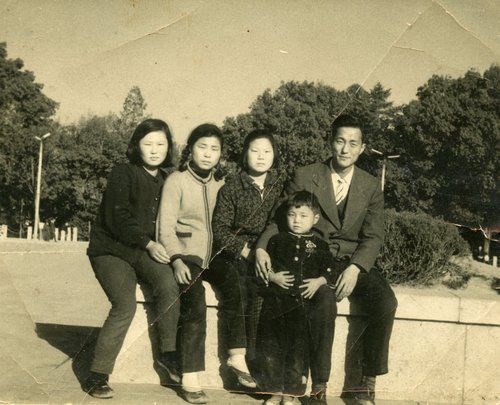 사진 한 장 없던 5·18 희생자 41년 만에 얼굴 찾아1980년 5월 항쟁 당시 계엄군의 총탄에 희생된 전재수 군의 '잃어버린 얼굴'이 41년 만에 사진으로 발견됐다고 5·18민주화운동유족회가 4월 29일 전했다. 고 전재수 군의 형 재룡 씨가 발견한 사진에는 재수 군과 아버지, 고모들이 함께 있다. 2021.4.29 [국립 5·18민주묘지 제공. 재판매 및 DB 금지]