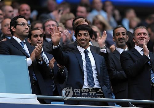 지난 2010년 맨시티 경기장을 찾았던 셰이크 만수르 구단주(가운데). [EPA=연합뉴스 자료사진]