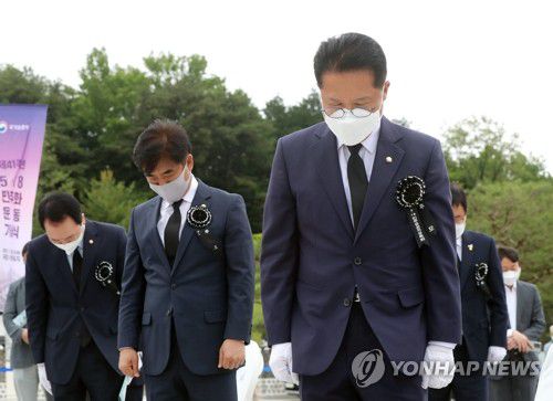 추모제 참석한 국민의힘(광주=연합뉴스) 박철홍 기자 = 제41주년 5·18민주화운동 기념일을 하루 앞둔 5월 17일 국민의힘 정운천 의원 등이 5·18 민주묘지에서 열린 추모제에서 묵념하고 있다. [연합뉴스 자료사진] pch80@yna.co.kr