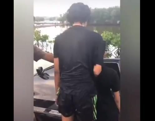 운전자가 틱톡 댄스 추다 저수지에 돌진한 차량 [트위터 @sendagurah·재판매 및 DB 금지]