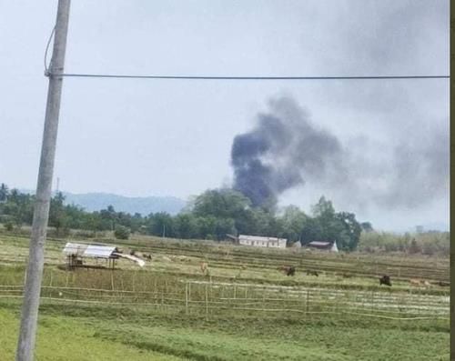 미얀마군 헬리콥터가 추락하면서 연기가 나는 모습. 2021.5.3[트위터 캡처. 재판매 및 DB 금지]