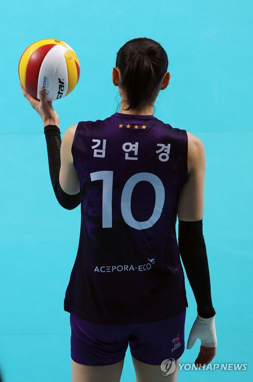 서브 준비하는 김연경[연합뉴스 자료사진]