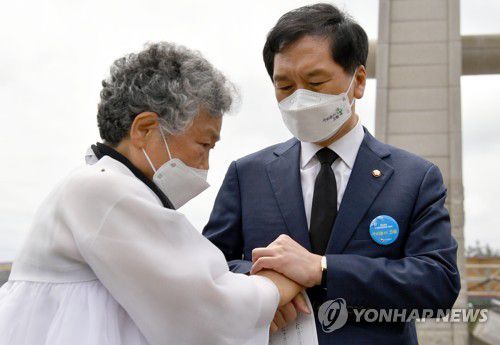 5·18유가족 위로하는 김기현(광주=연합뉴스) 정회성 기자 = 5·18 민주화운동 41주년을 맞은 18일 국민의힘 김기현 대표 권한대행 겸 원내대표가 18일 광주 북구 운정동 국립 5·18민주묘지에서 유가족을 위로하고 있다. 2021.5.18 hs@yna.co.kr