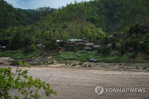 태국 매홍손주와 살윈강을 사이에 두고 위치한 미얀마 잇뚜타 난민 캠프. 
[로이터=연합뉴스]