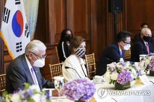 간담회 발언하는 미 연방하원의장(워싱턴=연합뉴스) 최재구 기자 = 낸시 펠로시 미국 연방하원의회 의장이 20일 오후(현지시간) 워싱턴 국회의사당에서 열린 문재인 대통령과의 간담회에서 발언하고 있다.  2021.5.21 jjaeck9@yna.co.kr