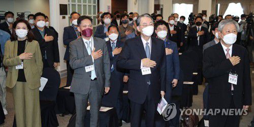 윤석열 지지 전문가 그룹 '공정과 상식' 출범(서울=연합뉴스) 황광모 기자 = 윤석열 전 검찰총장을 지지하는 전문가그룹인 '공정과 상식을 위한 국민연합(공정과 상식)'이 21일 오전 출범했다. 이날 오전 서울 중구 프레스센터에서 열린 출범식에서 참석자들이 국민의례를 하고 있다. (오른쪽부터) 공동대표인 정용상 동국대 명예교수, 송상현 전 국제사법재판소장, 김태규 전 부산지법 부장판사, 김민전 경희대 교수. 2021.5.21 hkmpooh@yna.co.kr