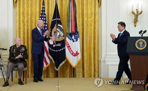 연설 마친 문재인 대통령(워싱턴=연합뉴스) 최재구 기자 = 미국을 방문중인 문재인 대통령이 21일 오후(현지시간) 조 바이든 미국 대통령이 참석한 가운데 백악관 이스트룸에서 열린 한국전쟁 명예 훈장 수여식에서 연설을 마치고 있다.  2021.5.21 jjaeck9@yna.co.kr