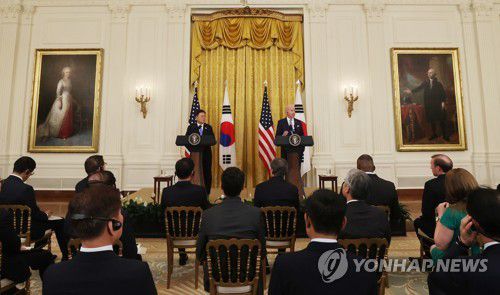 한미정상 공동기자회견(워싱턴=연합뉴스) 최재구 기자 = 문재인 대통령과 조 바이든 미국 대통령이 21일 오후(현지시간) 백악관에서 정상회담 후 공동기자회견을 하고 있다. 2021.5.22 jjaeck9@yna.co.kr