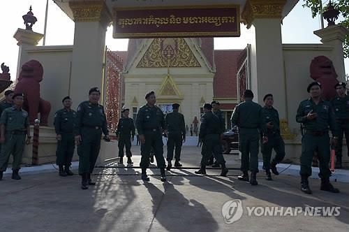캄보디아 제1야당 강제해산…훈센 집권연장 가속 2017.11.16(프놈펜 AFP=연합뉴스) 캄보디아 대법원은 16일(현지시간) 제1야당 캄보디아구국당(CNRP)이 외부세력과 결탁해 정부 전복을 꾀했다는 정부 주장을 받아들여 CNRP 해산을 결정했다. 이는 32년째 권력을 쥐고 있는 훈센 캄보디아 총리의 집권 연장 행보로 풀이된다. 야권과 국제인권단체, 서방국가 등의 우려와 반발이 커지면서 캄보디아 정국의 긴장이 고조될 것으로 보인다. 사진은 이날 프놈펜의 대법원 건물 앞에서 경찰이 경계를 서는 모습.
    lkm@yna.co.kr