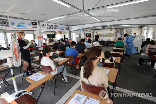 오늘도 많은 코로나19 검사자들(서울=연합뉴스) 임화영 기자 = 19일 오전 서울 강남구보건소 선별진료소에서 시민들이 신종 코로나바이러스 감염증(코로나19) 검사를 위해 대기하고 있다. 2021.5.19 hwayoung7@yna.co.kr