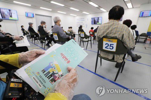 백신 접종 뒤 관찰실 대기(서울=연합뉴스) 이정훈 기자 = 22일 오전 서울 성동구청에 설치된 서울시 1호 코로나19 예방 접종 센터에서 시민들이 화이자 백신을 접종받은 뒤 관찰실에서 대기하고 있다.
    오늘부터 지역사회에 거주하는 일반 75세 이상 어르신과  노인시설 이용·입소·종사자 대상 화이자 백신 신규 1차 접종이 재개됐다. 2021.5.22 uwg806@yna.co.kr