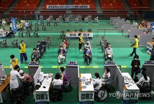 화이자 백신 1차 접종 재개(광주=연합뉴스) 조남수 기자 = 24일 오전 광주 서구 염주체육관에 마련된 코로나19 예방접종센터에서 어르신들이 화이자 백신 1차 접종을 받고 있다. 수급 불균형 문제로 잠정 중단됐던 75세 이상과 노인시설 이용·입소·종사자 대상 화이자 백신 1차 접종이 지난 22일부터 재개됐다.