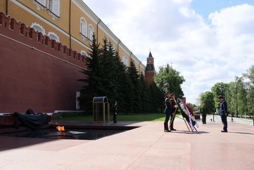 24일(현지시간) 러시아 모스크바 무명용사의 묘에서 박병석 국회의장이 헌화하고 있다.[국회 제공]