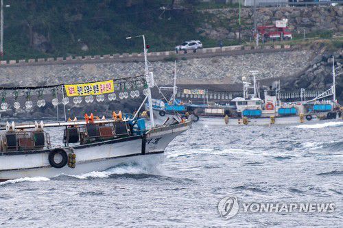 오염부 방출 결정에 반발하는 울릉 어민(울릉=연합뉴스) 24일 경북 울릉군 울릉읍 앞바다에서 울릉 어업인들이 어선을 몰고 일본 후쿠시마 원전의 오염수 방출 결정 철회를 요구하는 해상시위를 하고 있다. 2021.5.24 [울릉군 제공. 재판매 및 DB 금지] sds123@yna.co.kr