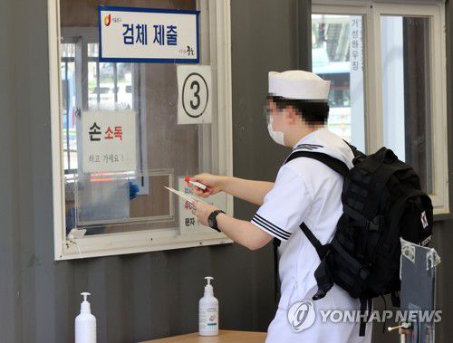 미국, 한국군 55만명분 백신 제공 방침(서울=연합뉴스) 김인철 기자 = 조 바이든 미국 대통령이 한국군에 직접 제공 의사를 밝힌 백신은 모더나 또는 화이자가 유력한 것으로 관측되는 가운데 24일 오후 서울 중구 서울역 광장에 마련된 신종 코로나바이러스 감염증(코로나19) 임시 선별검사소에서 한 군 장병이 검체를 제출하고 있다. 2021.5.24 yatoya@yna.co.kr