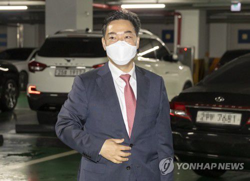 출근하는 김오수 검찰총장 후보자(서울=연합뉴스) 윤동진 기자 = 김오수 검찰총장 후보자가 25일 오전 인사청문회 사무실이 마련된 서초구 서울고등검찰청으로 출근하고 있다. 2021.5.25 mon@yna.co.kr
