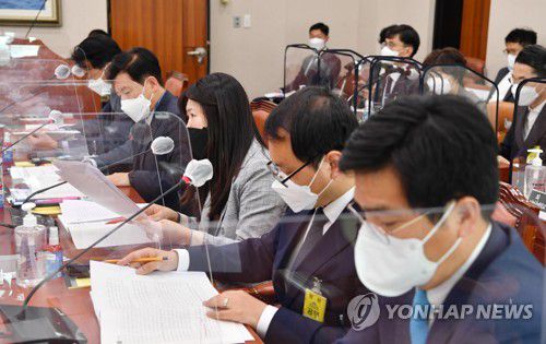 산자중기벤처위, 손실보상법 입법청문회(서울=연합뉴스) 진성철 기자 = 25일 서울 여의도 국회 산업통상자원중소벤처기업위원회 전체회의에서 열린 손실보상법 관련 입법청문회에 조주현 중소벤처기업부 소상공인정책실장, 최상대 기획재정부 예산실장, 자영업자, 학계 전문가 등이 참석하고 있다.  2021.5.25 zjin@yna.co.kr