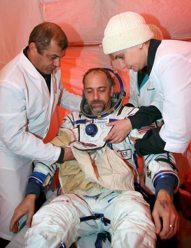 우주관광을 마치고 귀환 뒤 검진을 받는 개리엇[EPA=연합뉴스]