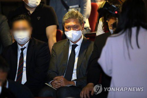 '노태우 아들', 광주서 5·18연극 관람(광주=연합뉴스) 정회성 기자 = 노태우 전 대통령의 외아들인 노재헌 동아시아문화센터 원장이 25일 광주 동구 광주아트홀에서 5·18 민주화운동을 다룬 연극 '애꾸눈 광대' 관람을 마친 뒤 자리에 앉아 있다. 2021.5.25 hs@yna.co.kr