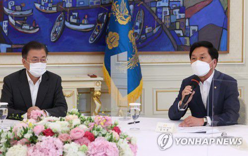 김기현 대표 권한대행 발언듣는 문 대통령(서울=연합뉴스) 이진욱 기자 = 문재인 대통령이 26일 청와대에서 열린 문재인 대통령과 여야 대표 오찬간담회에서 국민의힘 김기현 대표 권한대행의 발언을 듣고 있다. 2021.5.26 cityboy@yna.co.kr