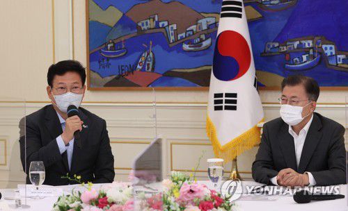 더불어민주당 송영길 대표 발언듣는 문 대통령(서울=연합뉴스) 이진욱 기자 = 문재인 대통령이 26일 청와대에서 열린 문재인 대통령과 여야 대표 오찬간담회에서 더불어민주당 송영길 대표의 발언을 듣고 있다. 2021.5.26 cityboy@yna.co.kr