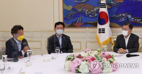 발언하는 여영국 대표(서울=연합뉴스) 이진욱 기자 = 26일 청와대에서 열린 문재인 대통령과 여야 대표 오찬간담회에서 정의당 여영국 대표가 발언하고 있다. cityboy@yna.co.kr