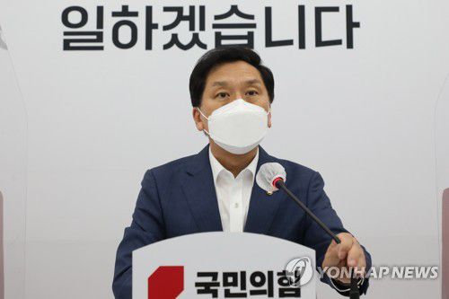 청와대-5당 대표 오찬 관련 기자간담회하는 김기현(서울=연합뉴스) 하사헌 기자 = 국민의힘 김기현 대표 권한대행 겸 원내대표가 26일 오후 국회에서 문재인 대통령 여야 5당 대표 초청 오찬에 참석한 뒤 내용을 설명하는 긴급 기자간담회를 하고 있다. toadboy@yna.co.kr