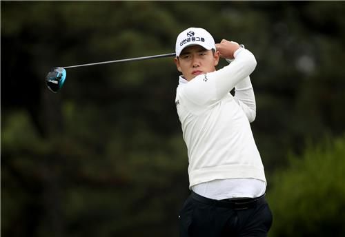 티샷한 뒤 볼의 방향을 쫓는 서형석.[KPGA 제공. 재판매 및 DB 금지]