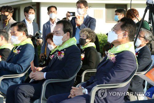 5·18 부활제 참석한 국민의힘 의원들(광주=연합뉴스) 천정인 기자 = 27일 오후 광주 동구 5·18 민주광장에서 열린 5·18 부활제 행사에 국민의힘 정운천 의원(앞줄 오른쪽)과 성일종 의원(앞줄 가운데)이 참석해 있다. 5·18 구속부상자회는 매년 5월 항쟁의 마지막 날인 27일을 추념하며 부활제를 열고 있다. 2021.5.27 iny@yna.co.kr