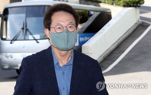 '공수처 수사 1호' 조희연 서울교육감 출근(서울=연합뉴스) 임헌정 기자 = 전국교직원노동조합(전교조) 소속 해직 교사를 부당하게 특별 채용한 것으로 감사원 감사 결과 드러나 고위공직자범죄수사처(공수처)의 첫 수사 대상이 된 조희연 서울시교육감이 11일 오전 서울 종로구 서울시교육청으로 출근하고 있다. 2021.5.11 kane@yna.co.kr